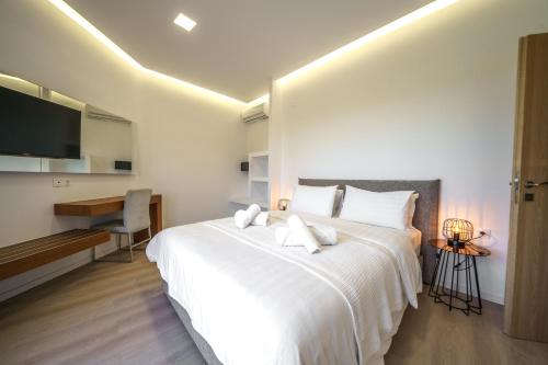 Villa Marian with Private Swimming Pool & Jacuzzi in Krionerida