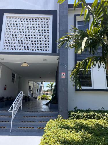 Pool and great view and Nice 1 Bedroorm with Pool in North Beach in Miami, USA