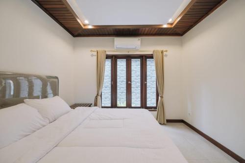Blue Star Villa 8 - Tap to explore photos