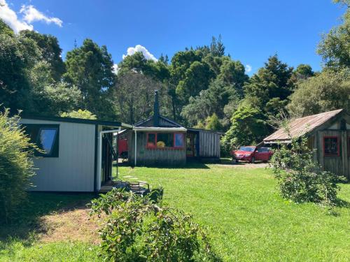 Kiwi cabin with geothermal pool by lake Taupo in ทูรางกิ