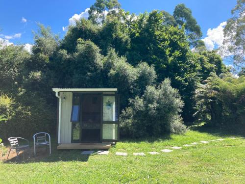Kiwi cabin with geothermal pool by lake Taupo in ทูรางกิ