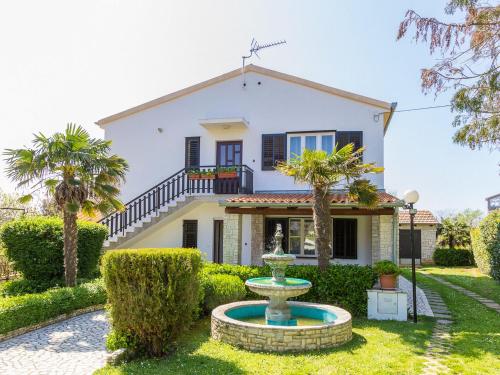 Comfortable apartment with terrace and garden, Medulin