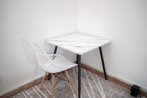 Gee's Holiday Home Apartment in Mombasa CBD - Parking in Mombasa