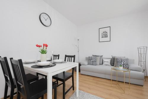 . Apartament na Parterze z Parkingiem i Biurkiem do Pracy Zdalnej w Piasecznie by Noclegi Renters