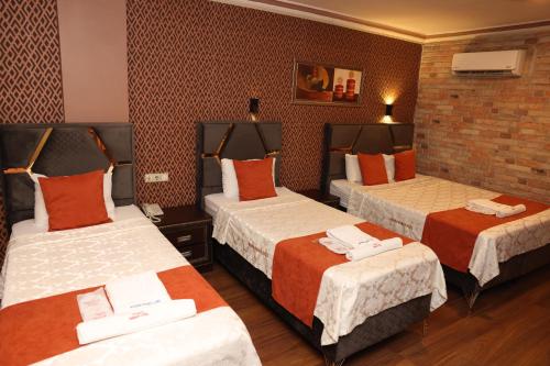 3 twin beds