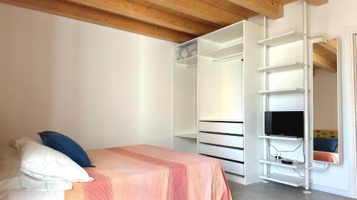One-Bedroom Apartment image 9