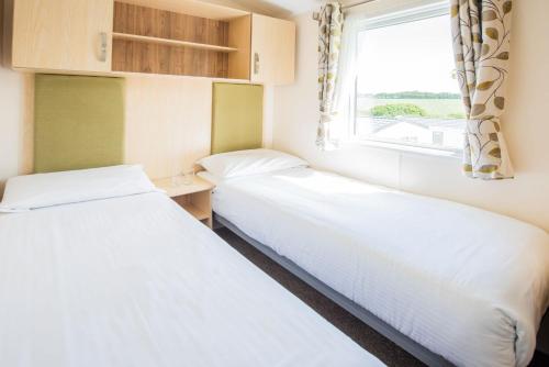 3 bedrooms, 6 beds
