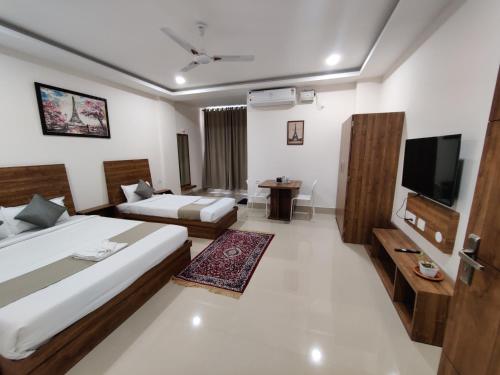 Deluxe Triple Room image 2