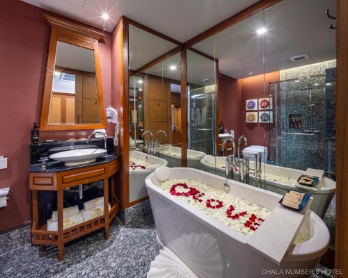 room detail thumbnail 2