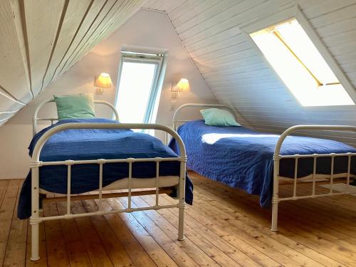2 twin beds