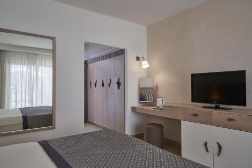 Atlantica Aeneas Resort - image 2