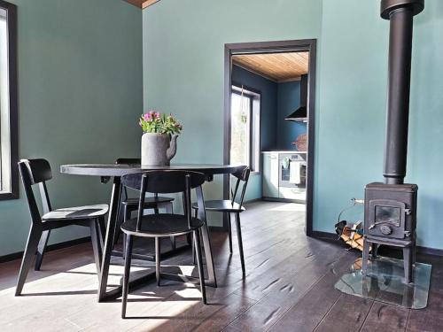 Cozy Mountain Cottage with beautiful views & Sauna in City Center
