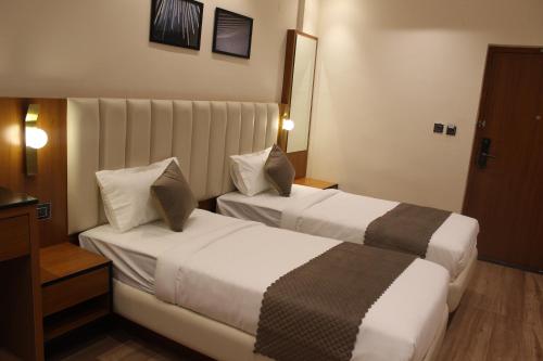 2 twin beds