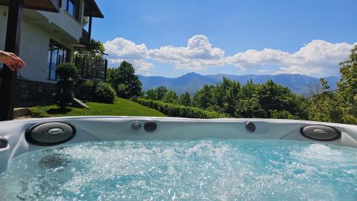 อ่างแช่น้ำร้อน, Apriltsi Hills in เอพริลตซิ