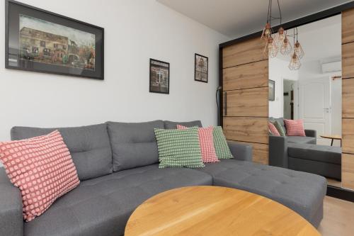 Family Apartment in Warsaw with 3 Bedrooms & AC near Metro Stokłosy by Noclegi Renters - image 5
