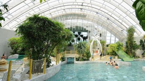 Szabadtéri fürdő, Le jardin de l'Ostal in Casteljaloux