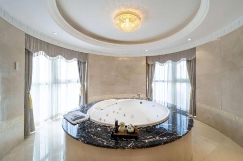 Bathroom, Howard Johnson Junhe Hot Springs Resort Beijing in Shunyi District