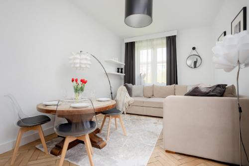 Beautiful & Modern Apartment near the City Center by Noclegi Renters, Varšava