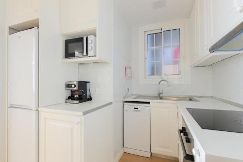 ApartEasy - Private terrace, 3 bedrooms, Eixample - Tap to explore photos