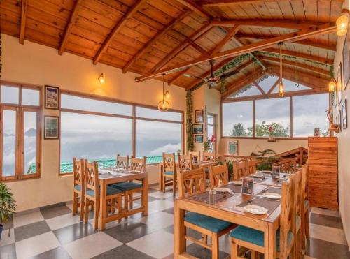 레스토랑, Yak and Yeti Inn in 알모라