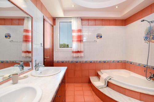 Five-Bedroom Villa image 10