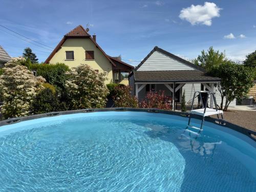 泳池, Gîte Les Lilas, centre Alsace, avec jacuzzi (Gite Les Lilas, centre Alsace, avec jacuzzi) in 埃瑟南