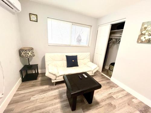 New Pompano Beach AirPark Duplex Excellent! in Pompano Beach, USA