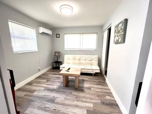 New Pompano Beach AirPark Duplex Excellent! in Pompano Beach, USA