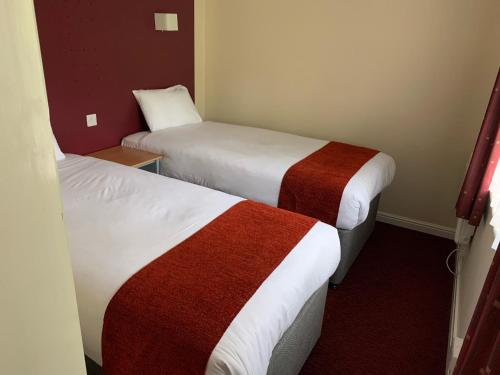1 double bed, 2 twin beds