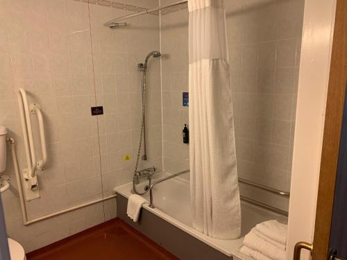 Twin Room with Two Single Beds - Mobility Accessible/Non-Smoking image 4