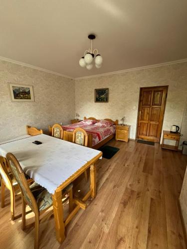 1 queen bed, 1 twin bed