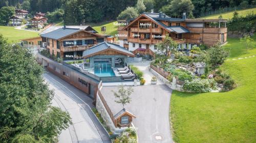 Apartment with Pool View