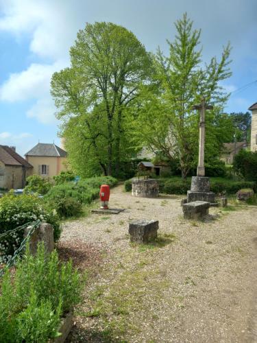 Maison studio village médiéval (Maison studio village medieval) in ปูยี-ออง-โอซัว