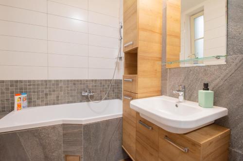Two-Bedroom Deluxe Apartment with Garden View image 6