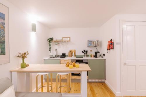 مطبخ, Unique cottage with outdoor bath, dog-friendly stay in Bideford Town Center