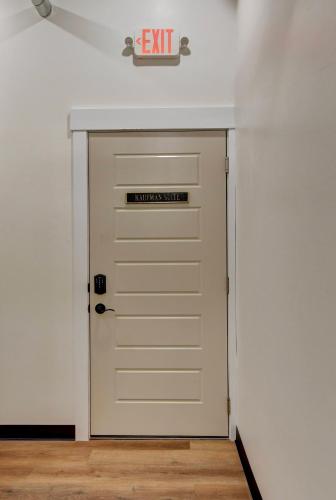 Kaufman Suite- BY BUSY INTERSECTION Kaufman Suite- BY BUSY INTERSECTION