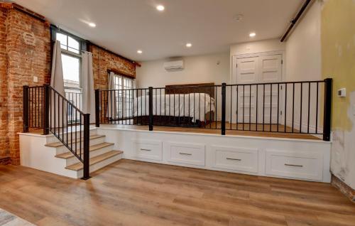 Kaufman Suite- BY BUSY INTERSECTION Kaufman Suite- BY BUSY INTERSECTION