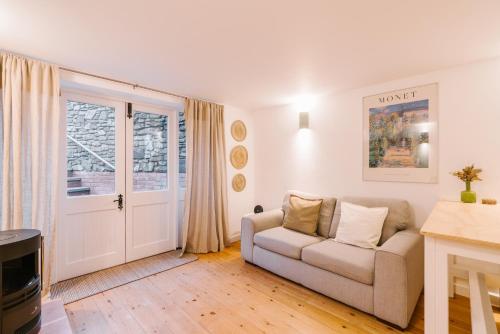 Unique cottage with outdoor bath, dog-friendly stay in Bideford Town Center