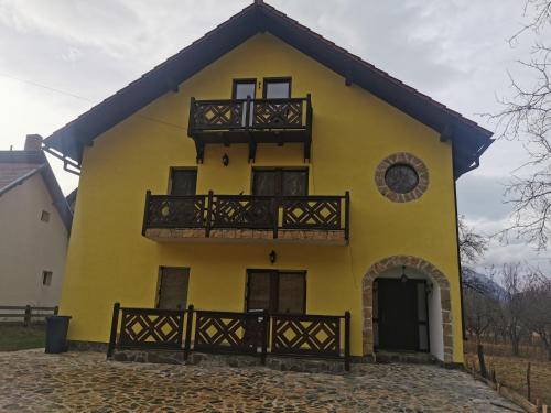 Vedere exterior, Yellow House in Bran