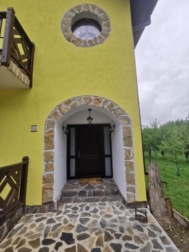 Vedere exterior, Yellow House in Bran