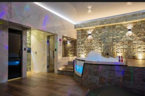 อ่างแช่น้ำร้อน, Motel Desireé (Motel Desiree) in ริโอเปเกโน