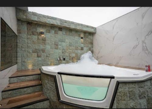 อ่างแช่น้ำร้อน, Motel Desireé (Motel Desiree) in ริโอเปเกโน