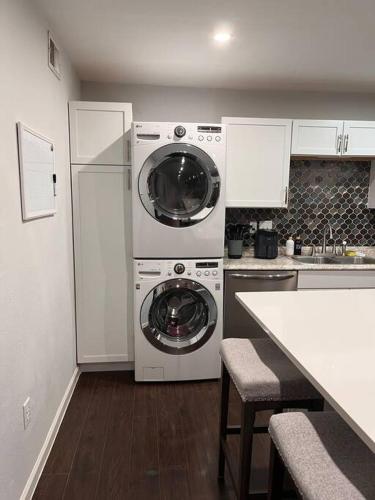 Healing Haven King Bed Suite in Оак Лаун