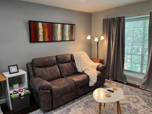 Healing Haven King Bed Suite in Оак Лаун