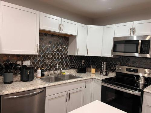 Healing Haven King Bed Suite in Оак Лаун