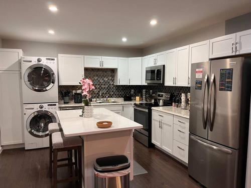 Healing Haven King Bed Suite in Оак Лаун