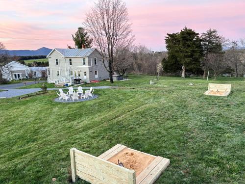 The Orchard, a family friendly home- hot tub, fire pit, yard games