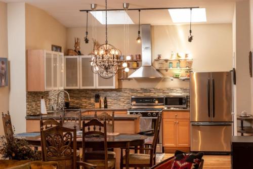 MASSiVE Bohemian Oasis in Philly 5 Bdrm Sleeps 12 in Philadelphia, USA