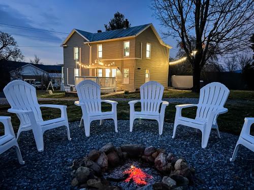 The Orchard, a family friendly home- hot tub, fire pit, yard games