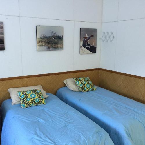 5 twin beds